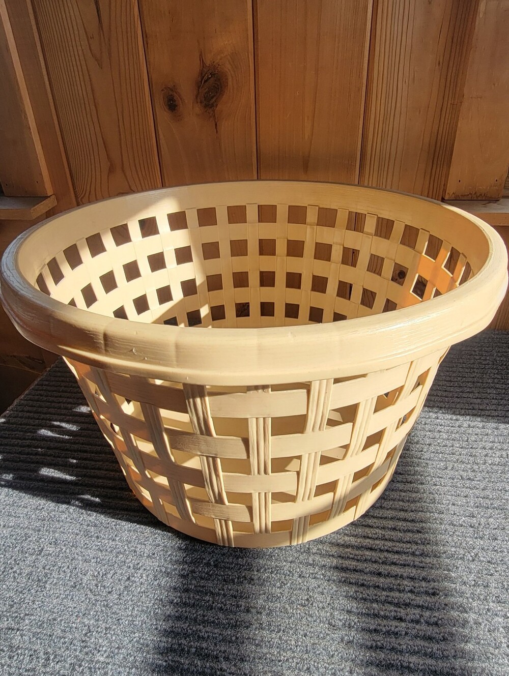 Vintage Rubbermaid Beige round laundry basket